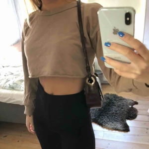  - Jättesnygg beige/brun croppad tröja som går att styla till allt! Använd två gånger så är i superfint skick!  Köpare står för frakt😁