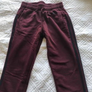  - Som nya adidas mjukisar i plommon färg. 