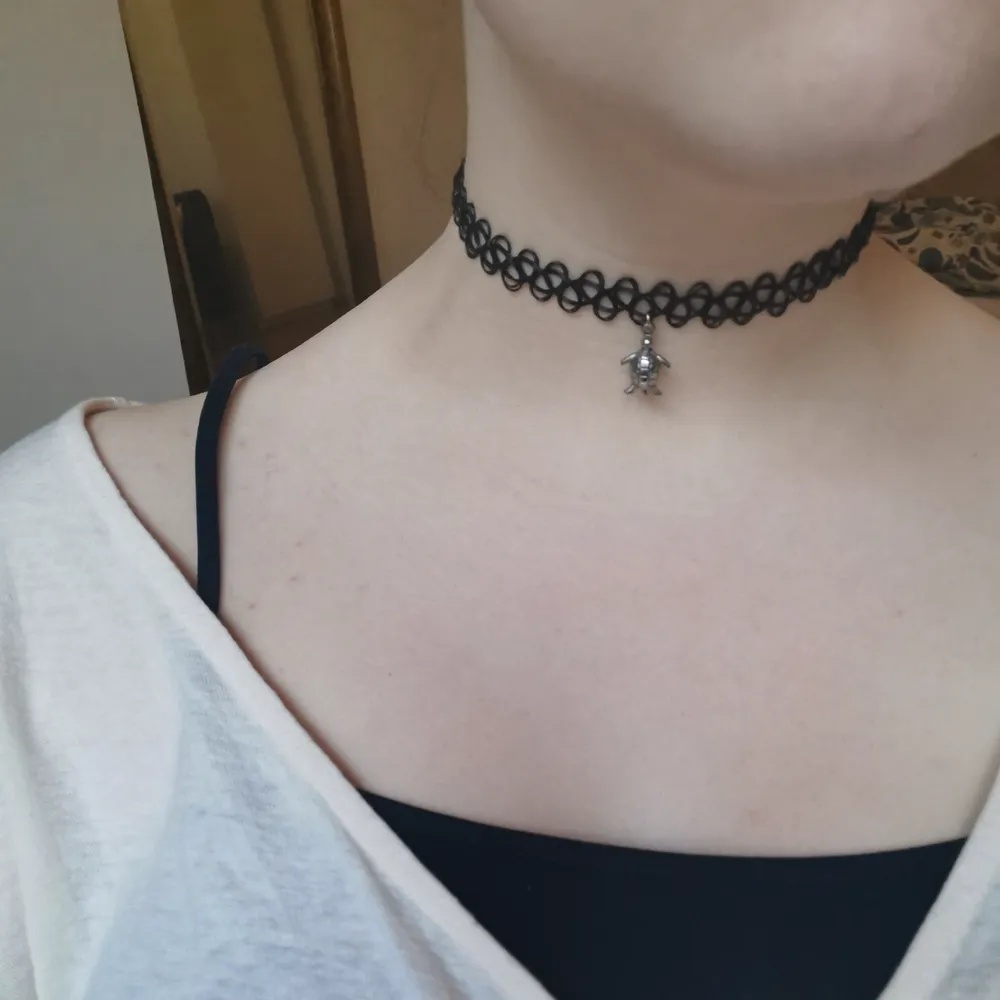 Söt choker med en liten silvrig sköldpadda på. 🐢Använd endast en gång så är som ny. 30 kr plus ev frakt.. Accessoarer.