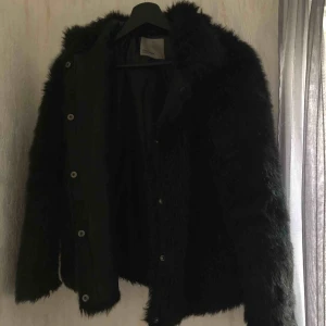  - Jacka i strl s- 150kr 