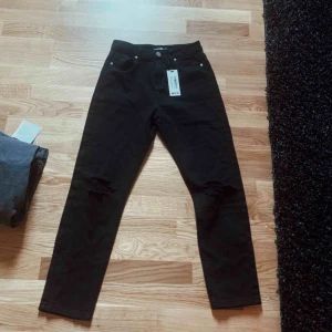  - Säljer mina fina jeans som aldrig är använda. Säljs på grund av att dem inte passar. 