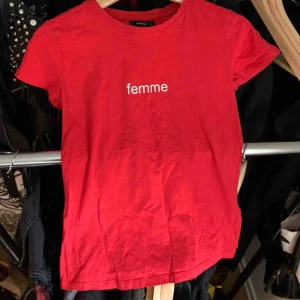  - Röd top med tryck på, storlek S, okänd märke