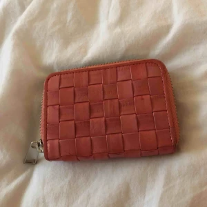 Beck söndergaard plånbok - Jättefin plånbok från Beck Söndergaard i ålskinn. Helt oanvänd⚡️ Nypris 500kr