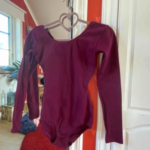 Balettdräkter - Tre balettdräkter/leotards i fint skick. Jag är 165 och jag har vanligtvis storlek S. 500 kr för alla eller 200 kr styck. Vid intresse kan jag skicka fler bilder