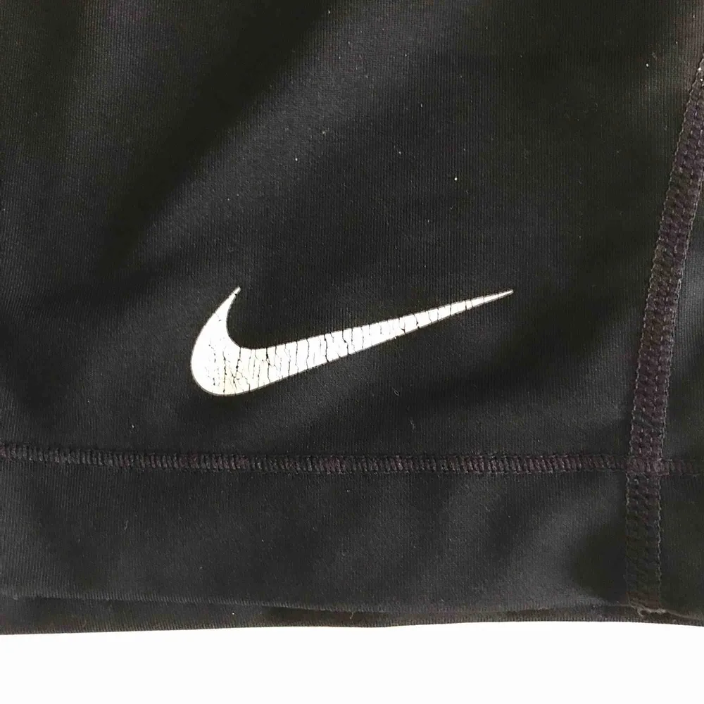 Snygga Nike pro shorts i XS🖤 Nikemärket är lite slitet men annars i fint skick! Frakt tillkommer💌. Shorts.