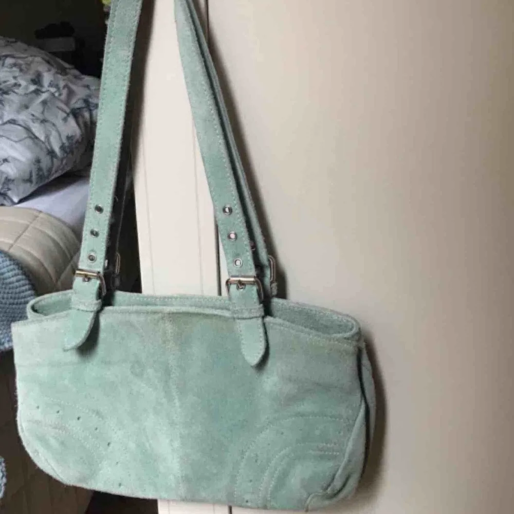 UNIK mocka shoulderbag i fint men använt skick!🤍🤍🤍 köpt vintage - så finns inte att hitta liknande⚡️⚡️ . Väskor.