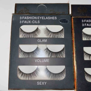  - Säljer tre pack av lösögonfransar, 25kr styck och 60kr för alla! oanvända såklart dock är ena paketet lite sönder i hörnet! Väldigt fina dock har jag slutat använda lösögonfransar så de e därför jag säljer💞