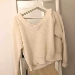  - Stickad tröja från Gina Tricot. Off shoulder/ one shoulder 