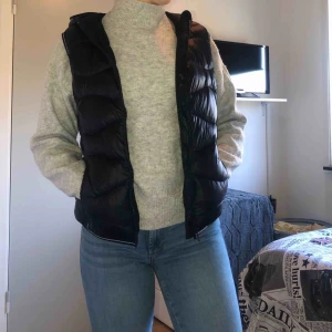  - Superfin väst i marinblå färg som är perfekt nu till våren, västen har en luva där bak. Inga skador på den utan säljs för har köpt en ny🥰 frakt tillkommer!