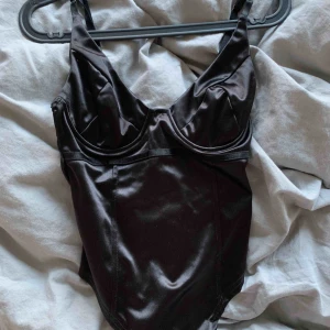Body  - Säljer denna snygga oanvända svarta bodyn i storlek S. Hade tänkt använda den till fest men har så många toppar! Inköpt i New York i okänd butik. 