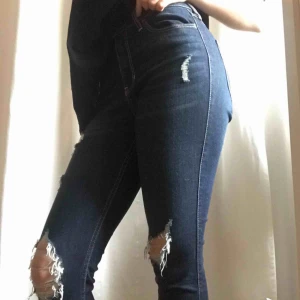  - Mörkblå jeans från hollister. Köpte dom för 600kr. Väldigt bra skick. Jag är ca160cm🥰