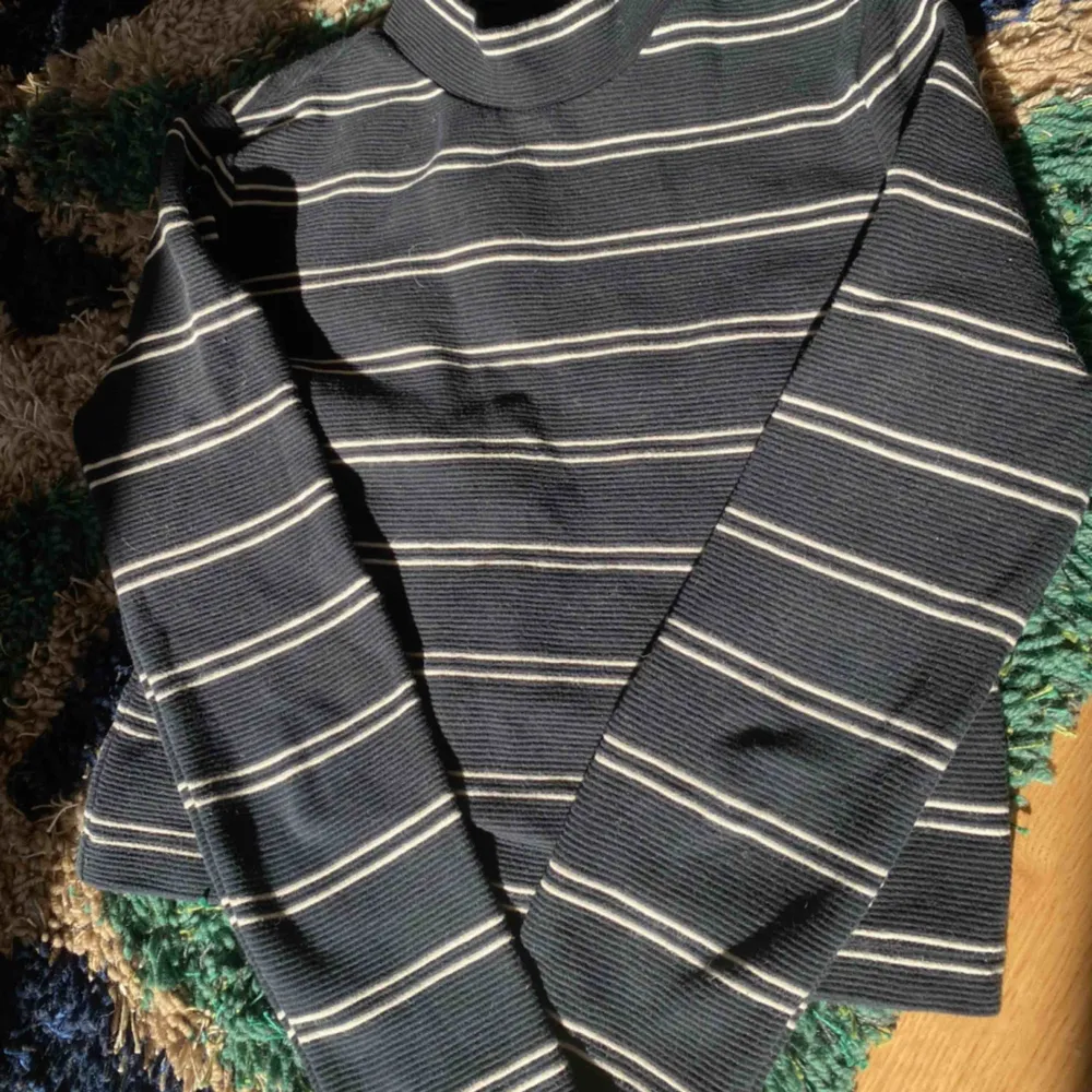 Min systers snygga 90tals tröja från Levis, fint skick storlek XS 💞. Toppar.