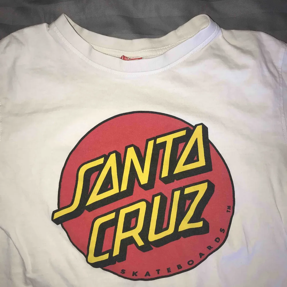 Vit t-shirt från Santa Cruz skateboards, trycket är något urtvättat men det är nästan snyggare så. Nackkragen är även lite töjd:) . T-shirts.