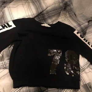  - Plagget är menat till 10-12 åringar. I storlek 146-152. 