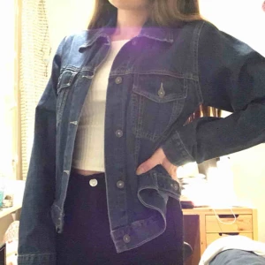  - Mörkblå retro/vintage jeansjacka säljes! Storlek M.  Fint skick & lite vintage stil. Märket heter Lemon. Bär den oversized eller som tight passform! På mig som har XS i storlek blir den mer baggy.