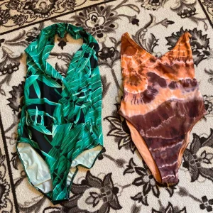  - Två svinsnygga baddräkter! Passar bra som bodys också.  Den till vänster är i S och den till höger är i XS.  Båda två för 40kr!  Betalningen sker via swish. Köparen står för frakten!