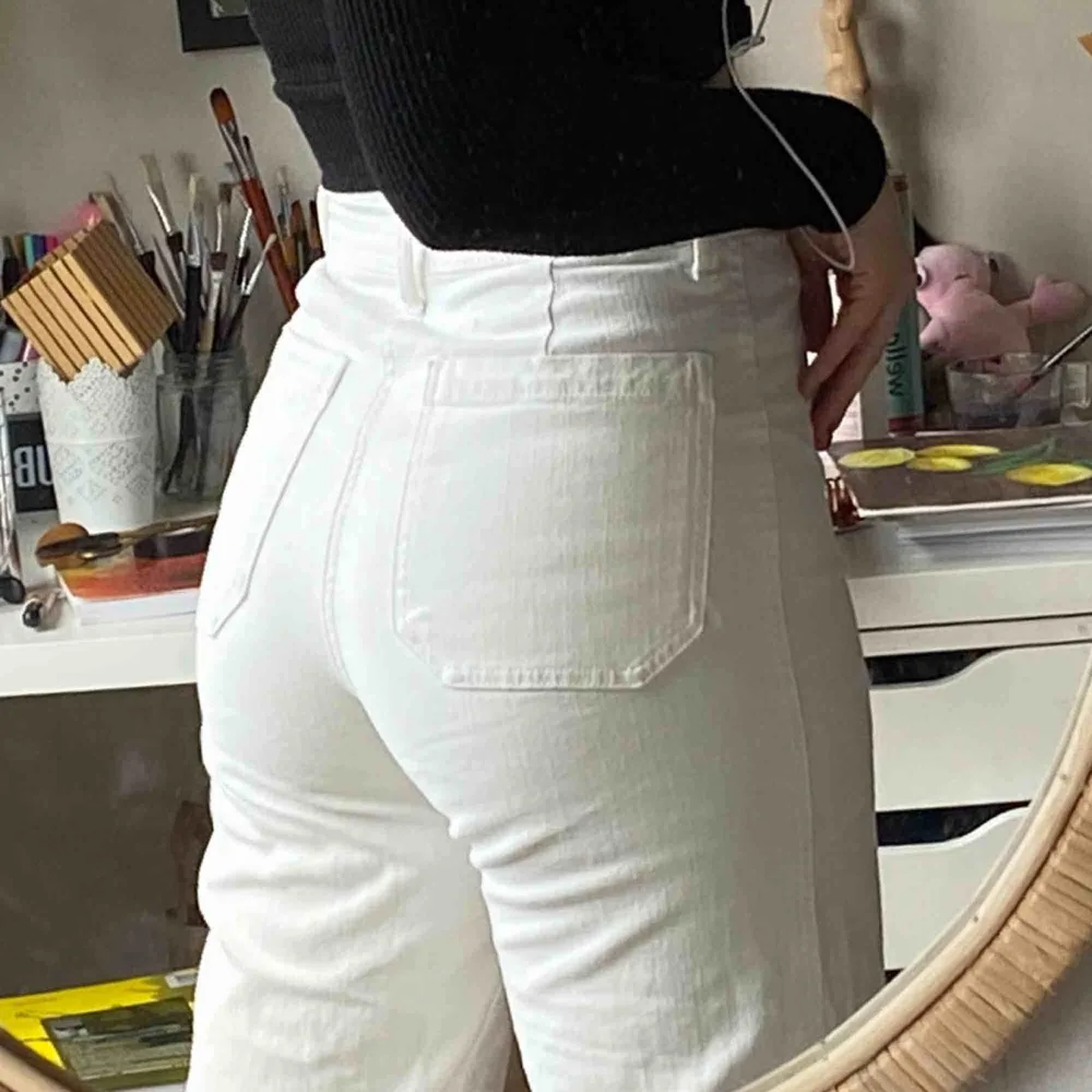 Superfina vita croppade jeans! Jag är 175 lång och dom är någpt korta på mig så tror dom skulle passa bättre på någon lite kortare🦋🦋 man får snygg rumpa 🤤😉 jättebra skick, inga fläckar och är inte genomskinliga alls!! Köpare står för frakt. Jeans & Byxor.