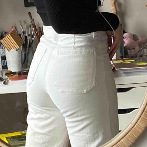  - Superfina vita croppade jeans! Jag är 175 lång och dom är någpt korta på mig så tror dom skulle passa bättre på någon lite kortare🦋🦋 man får snygg rumpa 🤤😉 jättebra skick, inga fläckar och är inte genomskinliga alls!! Köpare står för frakt