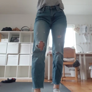 Jeans med slitningar  - Jeans från lager 157. Säljer pga inte riktigt min stil längre. Nypris 300 kr