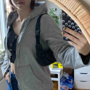  - Asball väska i skinn! Ska vara en magväska eller ett fanny pack men jag brukar bara ha den över axeln. Lite sliten men inget som märks. Bandet är justerbart!💕 köpare står för frakt