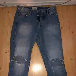 Jätte fina Jeans från Zara i strl.38 men passar 36 också! Ett bält band har gått sönder men påverkar inte jeansen!+ får man jätte fina höfter och rumpa i dom! Tyvär har dom blivit för små för mig:(