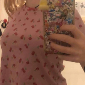  - söt körsbärströja med rosett!