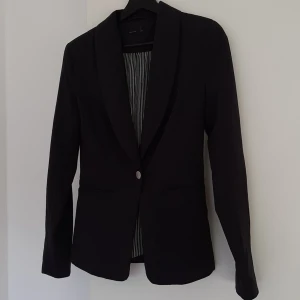 Vero Moda blazer - En svart blazer från Vero Moda i storlek 36. Använd men i god skick! Frakt tillkommer. 
