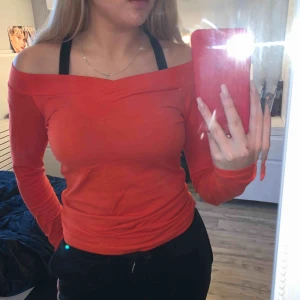  - Tröja från Ginatricot i storlek M kan säkert även passa dig som är S skulle jag kunna säga, jättefin klar färg tyvärr två små fula fläckar på ena ärmen men inget jättemärkvärdigt! Tillkommer frakt på 44kr