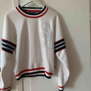Adidas tröja - Tröja från adidas, strl s/36   Möts i Stockholm eller fraktar. Köpare står för frakt.
