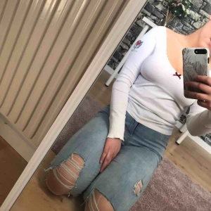  - Vit urringad samt långärmad Odd Molly tröja. Det står att det är storlek 0 vilket jag skulle uppskatta till XS.