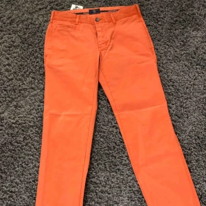  - Persika färgade chinos från Morris, aldrig andvända pga fel storlek Ser väldigt oranga ut på bilden Ny pris: 800kr