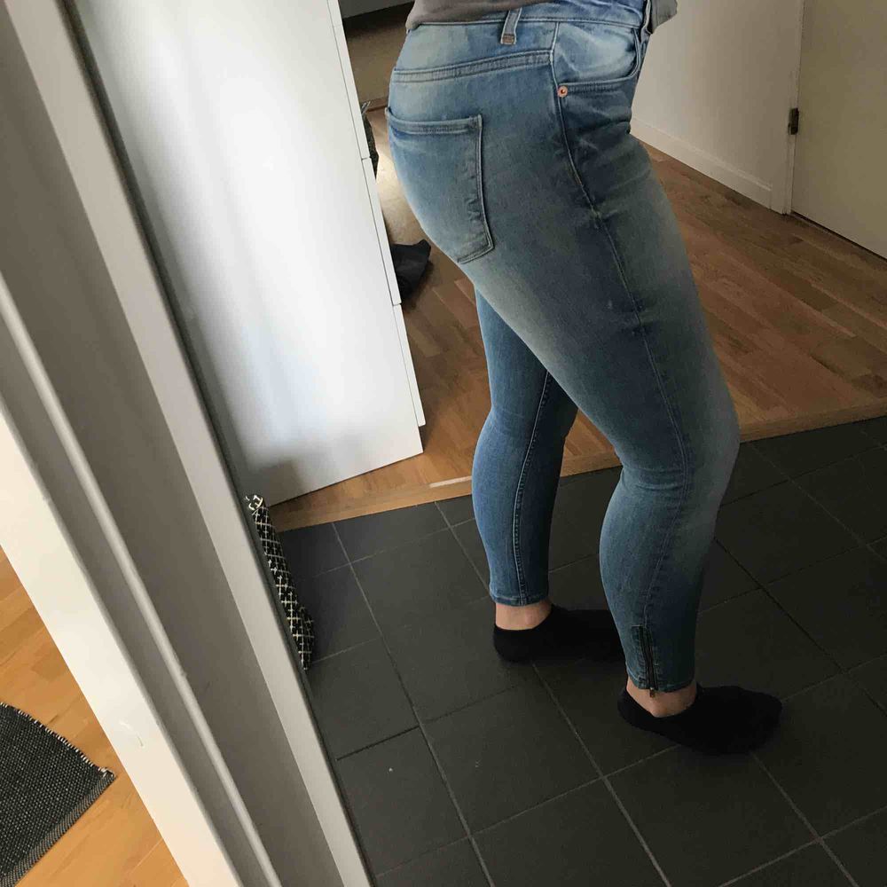Ett par ljusblåa jeans från Gina Tricot. Märket på byxorna heter kristen. Jeansen är i bra skick, knappt använda. Finns en dragkedja längst ner på båda bena som en lite detalj.   Frakt tillkommer.. Jeans & Byxor.