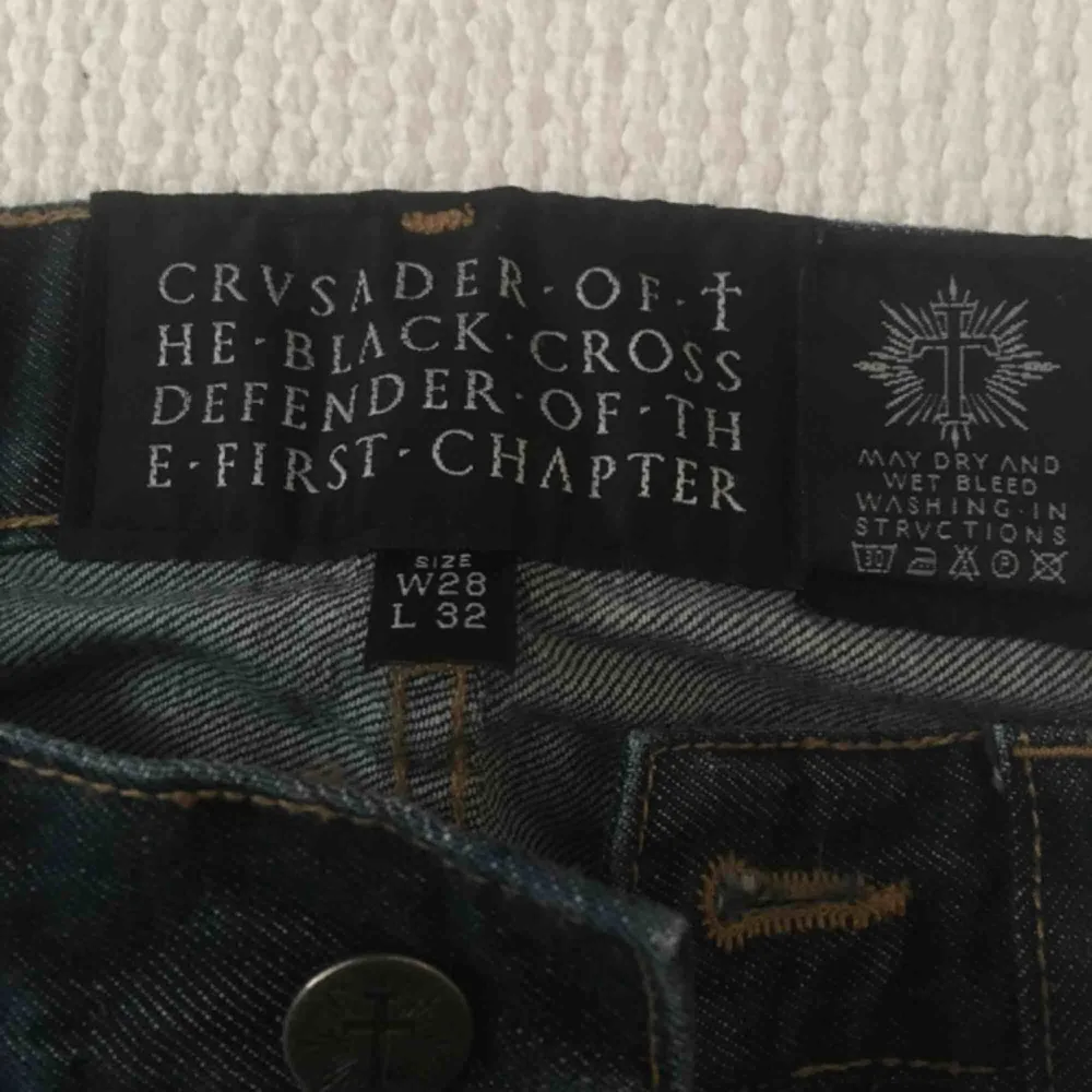 CRVSADER-OF-THE-BLACK-CROSS-DEFENDER-OF-THE-FIRST-CHAPTER.. Jeans & Byxor.