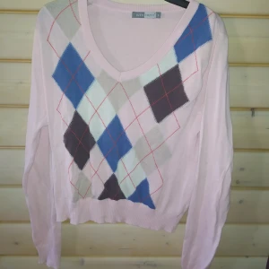 Rutmönstrad tröja  - Rosa snygg fint skick, sitter bra på mig som är en M