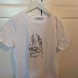  - T-shirt ifrån nakd, använd 1-2 gånger! Säljer pågrund av att den inte kommer till användning