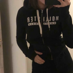 hoodie - säljer denna huvtröja från Hollister då jag ej använder den🎀 snygg och enkel till vardags med en najs luva