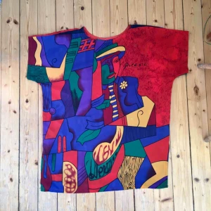  - Min mest fantastiska Picasso söker nytt hem! Funkar som kort klänning, eller större tröja, i fantastiskt lent tyg. I t-shirt-modell. Köpt vintage och i superb skick. 