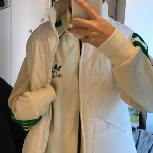  - Cool vit väst i bra skick. Pris kan diskuteras och köparen står för frakt 🦋