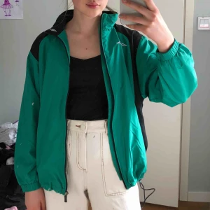  - Super snygg umbro jacka kan användas året om vid alla tillfällen köppte den  här på plick men sällan använd. Därav bra skick!🥰❤️💕❤️