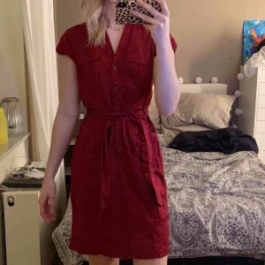  - Röd klänning, säljs då den inte används längre. Passar på small. ❤️ Kan kan frakta eller mötas i Stockholm 