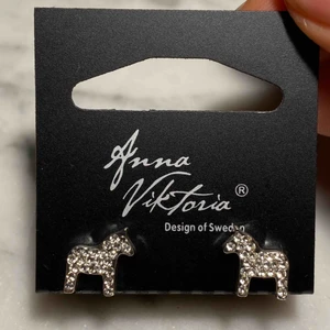  - Örhängen i form av dalahästar med stenar på. Gjorda av kirurgiskt stål och därmed nickelfria 