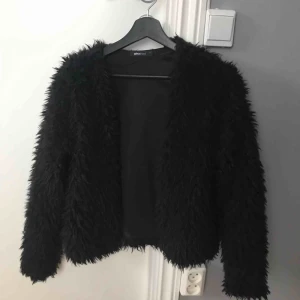  - Super skön och snygg ”päls-kofta” det är mer som en kofta än en jacka. Väldigt mjuk och mysig men samtidigt väldigt snygg, köpare står för frakten 