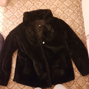 Pälsjacka - Fake päls jscks köpt från lager för 300