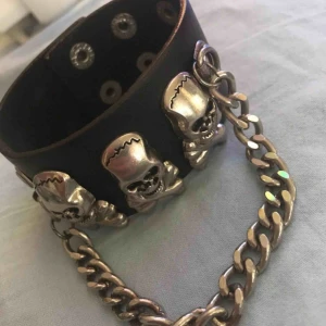  - Ett fräsigt armband i toppen skick! 15-21 cm runt handleden, justerbar med knapparna. Frakt ingår i priset. 