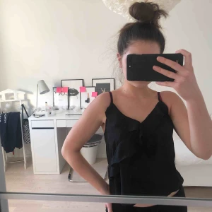  - Är väl inte detta härligaste sommartoppen, bara använd 1 gång därav nyskick 