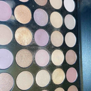  - Fin ögonskugga palette från morphe brushes. Använd ett fåtal gånger. Säljer pga för ljusa färger för mig. 