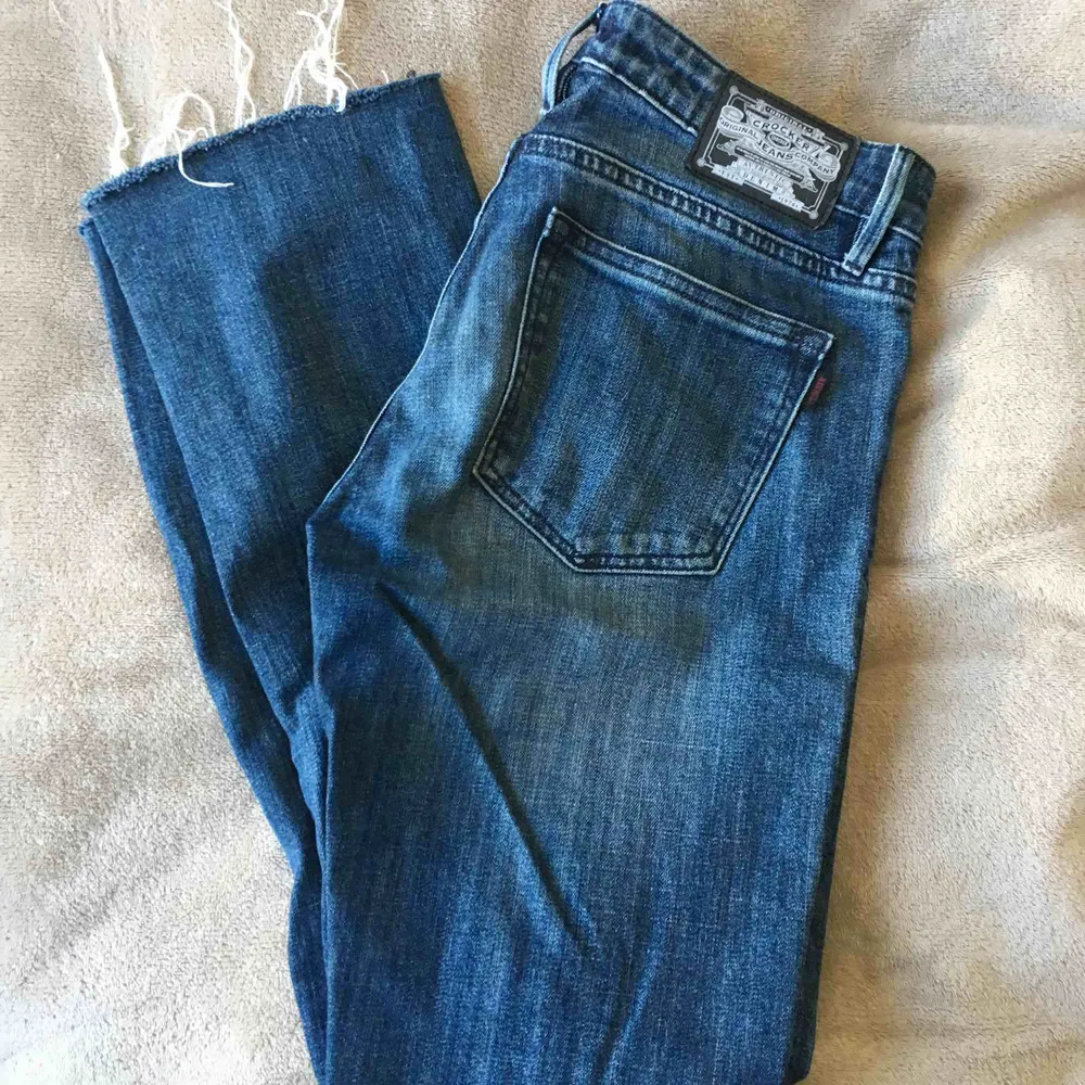 Fina, raka blåa jeans i lite mörkare tvätt. Dom är avklippta skulle därför säga att längden är 31. Fraktar och då får köparen stå för kostnaden🥳. Jeans & Byxor.