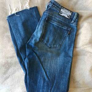 Fina, raka blåa jeans i lite mörkare tvätt. Dom är avklippta skulle därför säga att längden är 31. Fraktar och då får köparen stå för kostnaden🥳