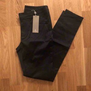  - Tiger of Sweden byxor. Svart. Oanvända med tags kvar. Nypris 1499kr. Blivit för små pga graviditet. 