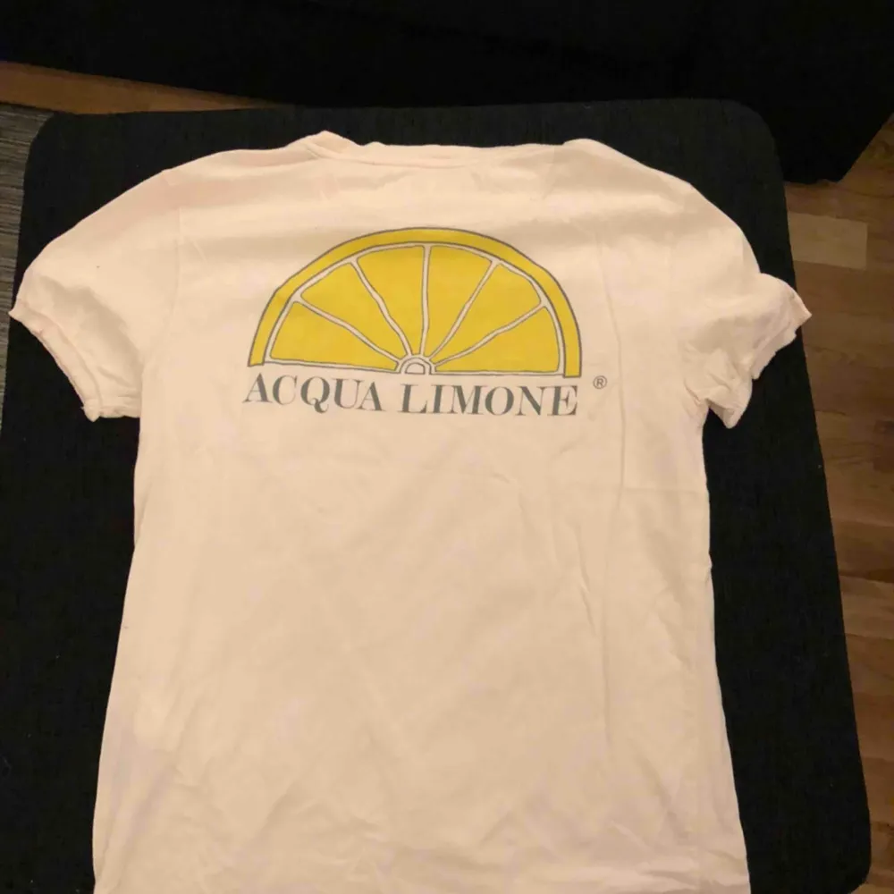 Tja! :) Säljer nu min Aqua limone tshirt i storlek M då den längre inte passar mig! Väldigt bra skick, hör av dig vid frågor!! Köparen står för frakt. . T-shirts.